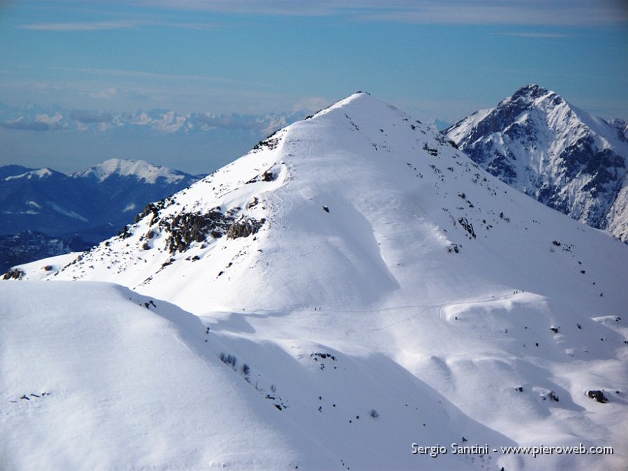 06 Sodadura e Grignetta sullo sfondo le Alpi.JPG